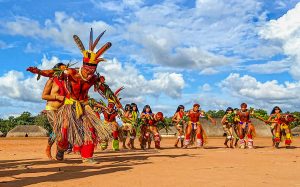 Documentário -Alunos e comunidade dançando e cantando no ritual Kagapa - Foto de Piratá Waurá