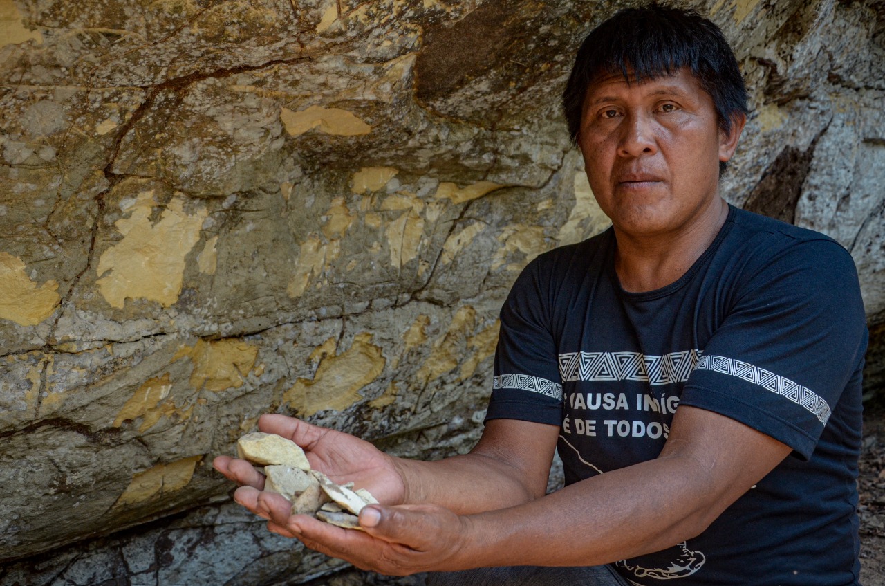 Akari Waura expõe restos da destruição de painel rupestre do Sítio Arqueológico Gruta do Kamukuwaká. Fotografia: Lautaro Actis/2018